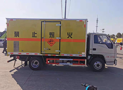 普安爆破器材运输车工人安全操作规范与智能技术保障